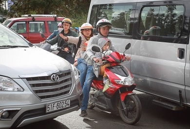 ket-xe-Da-Lat-7 Một gia đình ở Lâm Đồng phải xin đường để luồn lách qua dòng ôtô tại vòng xoay Bưu điện TP Đà Lạt.