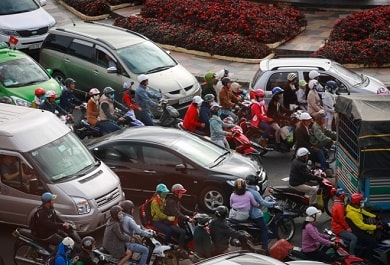 ket-xe-Da-Lat-9 Đường Lê Đại Hành thường ngày chỉ chạy hai làn xe, nhưng sáng nay, các phương tiện đã tràn ra làm 6 làn xe khiến tình trạng ùn tắc kéo dài đến hơn 10h mới cơ bản ổn định.