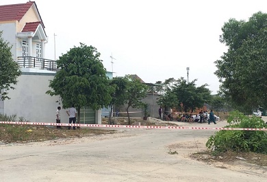 khu-vuc-xung-quanh-ngoi-nha-bi-phong-toa Khu vực xung quanh ngôi nhà bị phong toả