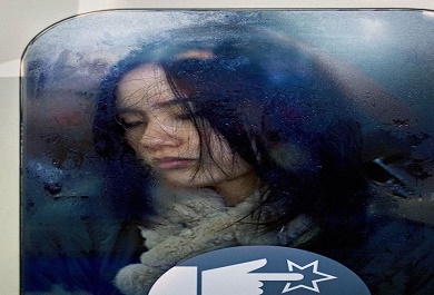 khuon-mat-day-met-moi-cua-mot-co-gai-tren-tau-dien Khuôn mặt đầy mệt mỏi của một cô gái trên tàu điện