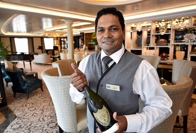 moi-nhu-cau-duoc-phuc-vu-tren-du-thuyen-xa-xi Mọi nhu cầu của bạn đều sẽ được đáp ứng gần như ngay lập tức vào bất cứ thời điểm nào từ việc phục vụ bữa ăn tận phòng cho đến tham quan con tàu bằng xe điện chỉ với thao tác rất đơn giản là bấm chuông!