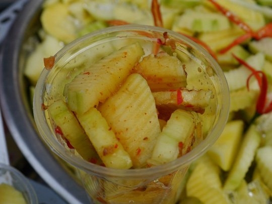 mon-xoai-lac Món xoài lắc tưởng chừng đơn giản nhưng lại tạo nên cơn sốt ở Sài thành