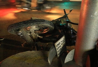 mot-chiec-xe-may-bi-can-bien-dang-vang-khoi-le-duong Một chiếc xe máy bị cán biến dạng, văng khỏi lề đường