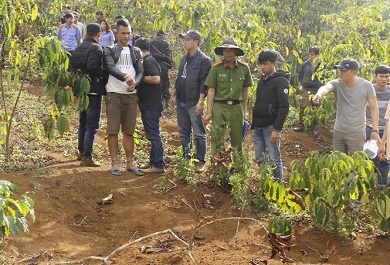 nghi-can-nguyen-thanh-duc-duoc-dan-giai-den-hien-truong Nghi can Nguyễn Thành Đức được dẫn giải đến hiện trường - Ảnh: KHÔI NGUYÊN
