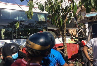 nguoi-dan-dang-tham-gia-cuu-ho-dua-thi-the-bi-ket-trong-xe-ra-ngoai Người dân đang tham gia cứu hộ đưa thi thể bị kẹt trong xe ra ngoài