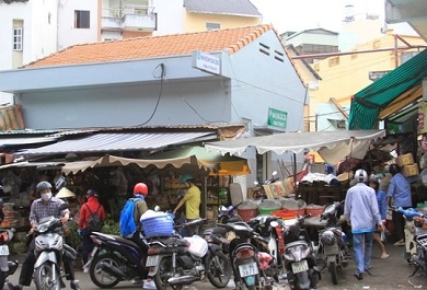 nha-ve-sinh-tren-duong-pham-ngu-lao-quan-1-tphcm-bi-bao-vay-boi-hang-quan Nhà vệ sinh trên đường Phạm Ngũ Lão, quận 1, TP HCM bị bao vây bởi hàng quán