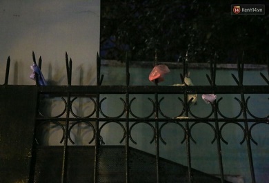 nhieu-tui-bot-mau-con-vuong-vai-khap-noi Nhiều túi bột màu còn vương vãi khắp nơi