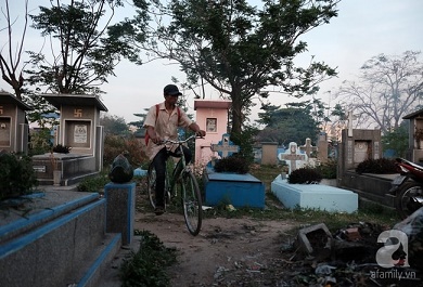 nhung-cuoc-song-nay-co-the-khong-keo-dai-duoc-lau-boi-nghia-trang-binh-hung-hoa-von-nam-trong-quy-hoach-giai-toa Nhưng cuộc sống này có thể không kéo dài được lâu, bởi nghĩa trang Bình Hưng Hòa vốn nằm trong diện quy hoạch, giải tỏa. Một khi những ngôi mộ được bốc lên thì chốn dung thân trước giờ của cô Thủy cũng bị đe dọa. "Nghe bảo đã giải tỏa được một phần, cuối năm nay sẽ làm tiếp. Không biết khi nào thì đến lượt nơi này" - mẹ con người đàn bà lo lắng