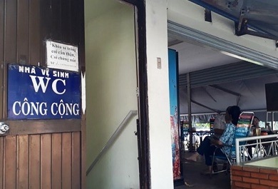 nvscc-o-gan-nga-tu-ton-that-tung-nguyen-trai-quan-1-treo-tam-bang-coi-chung-mat-xe-nhu-thach-do-nguoi-mac-tieu NVSCC ở gần ngã tư Tôn Thất Tùng - Nguyễn Trãi, quận 1 treo tấm bảng coi chừng mất xe như thách đố người mắc tiểu
