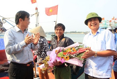 ong-nguyen-duc-chinh-chu-tich-ubnd-tinh-quang-tri-tang-hoa-chuc-mung-ngu-dan-tuan Ông Nguyễn Đức Chính, Chủ tịch UBND tỉnh Quảng Trị (bìa trái) tặng hoa chúc mừng ngư dân Tuấn