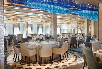 phong-tiec-du-thuyen-xa-xi Mỗi phòng tiệc này đều được trang trí bằng những bộ bàn ăn đậm chất quý tộc, hệ thống đèn chùm pha lê và nến đắt giá và đương nhiên là thực khách sẽ được phục vụ bởi các đầu bếp lừng danh trên thế giới. Ngoài các phòng tiệc, siêu du thuyền này còn đặc trưng bởi hệ thống các nhà hàng đặc sản theo từng chủ đề riêng như bít tết, hải sản, ẩm thực Á Đông…