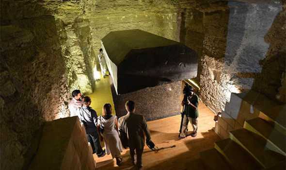 quan-tai-mau-den-bi-an-nang-100-tan-duoi-ham-mo-ai-cap Quan tài màu đen bí ẩn nặng 100 tấn dưới hầm mộ Ai Cập