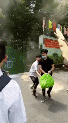 sau-le-be-giang-nhom-hoc-sinh-cap-3-o-sai-gon-thi-nhau-nem-bom-son-bot-mau-vao-trong-san-truong sau-le-be-giang-nhom-hoc-sinh-cap-3-o-sai-gon-thi-nhau-nem-bom-son-bot-mau-vao-trong-san-truong