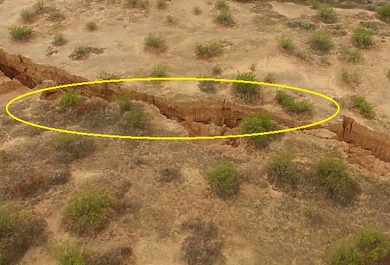 vet-nut-khong-lo-tren-sa-mac-arizona-dang-tiep-tuc-mo-rong Vết nứt khổng lồ trên sa mạc Arizona đang tiếp tục mở rộng