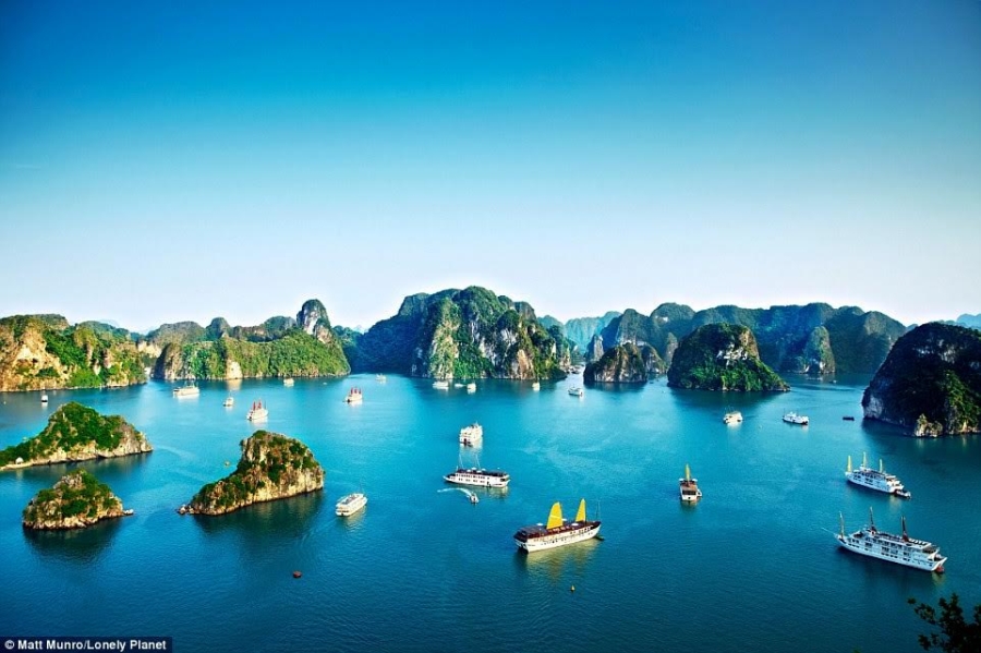 vinh-ha-long-vietnam Việt Nam là một đất nước gió mùa, tháng 10 là thời điểm hoàn hảo cho một chuyến di lịch tới vịnh Hạ Long.