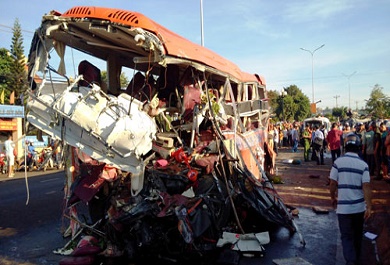 xe-khach-bi-tong-nat-bet-sau-vu-tai-nan-rang-samg-7-5-o-gia-lai Xe khách bị tông nát bét sau vụ tai nạn rạng sáng 7-5 ở Gia Lai