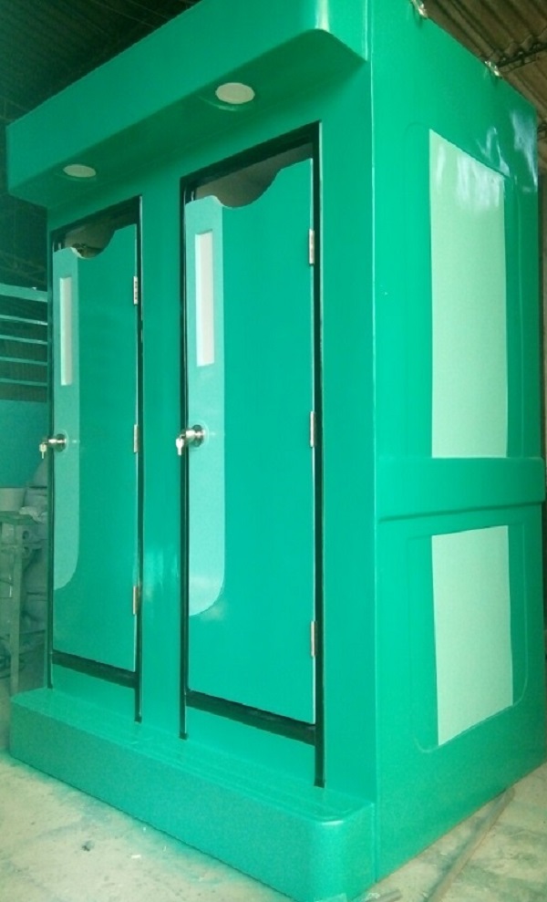 nhà vệ sinh di động màu xanh ngọc cửa đóng