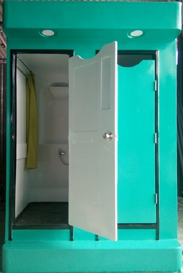 nhà vệ sinh di động màu xanh ngọc cửa mở