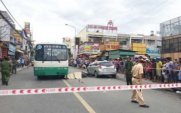 Cửa ô tô bất ngờ mở khiến cô gái chạy xe máy ngã ra đường, bị xe buýt cán tử vong