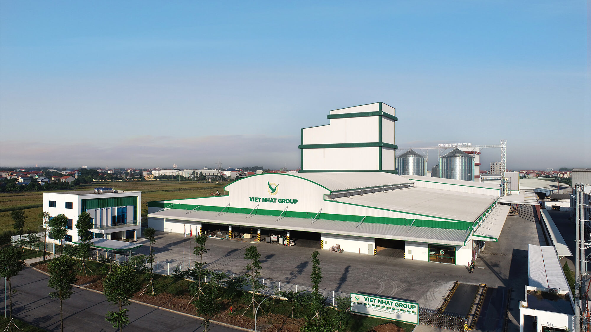 Nhà máy sản xuất thức ăn chăn nuôi gia súc, gia cầm & thủy sản thứ 2 của Viet Nhat Group nhìn từ trên cao (Ảnh: Viet Nhat Group)