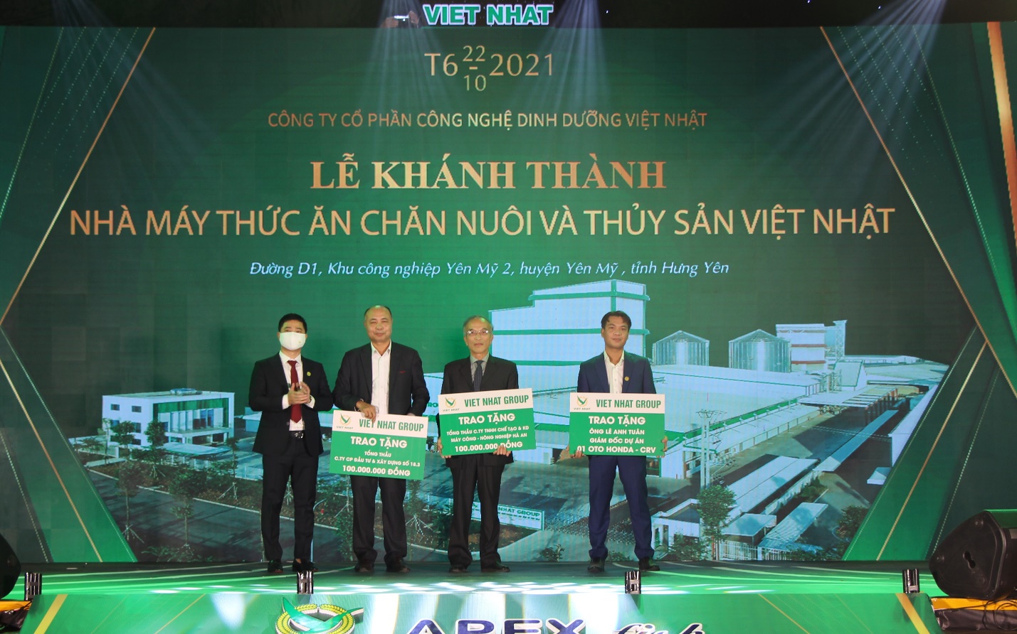 Lãnh đạo Viet Nhat trao tặng 2 tổng thầu là Công ty Cổ phần Đầu tư và Xây dựng số 18.3, Công ty TNHH Chế tạo và kinh doanh máy Công – Nông nghiệp Hà An và ông Lê Anh Tuân – Giám đốc Dự án (Ảnh: Phạm Huệ)