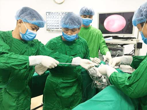 Bác sĩ điều trị sỏi thận