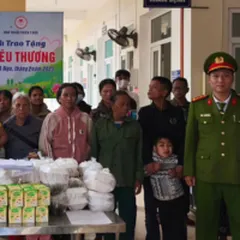 Thiên Y Đức cùng Công an xã A Ngo, đã trao 30 suất quà đến các bệnh nhântại bệnh viện Tà Rụt, huyện Đakrông, tỉnh Quảng Trị