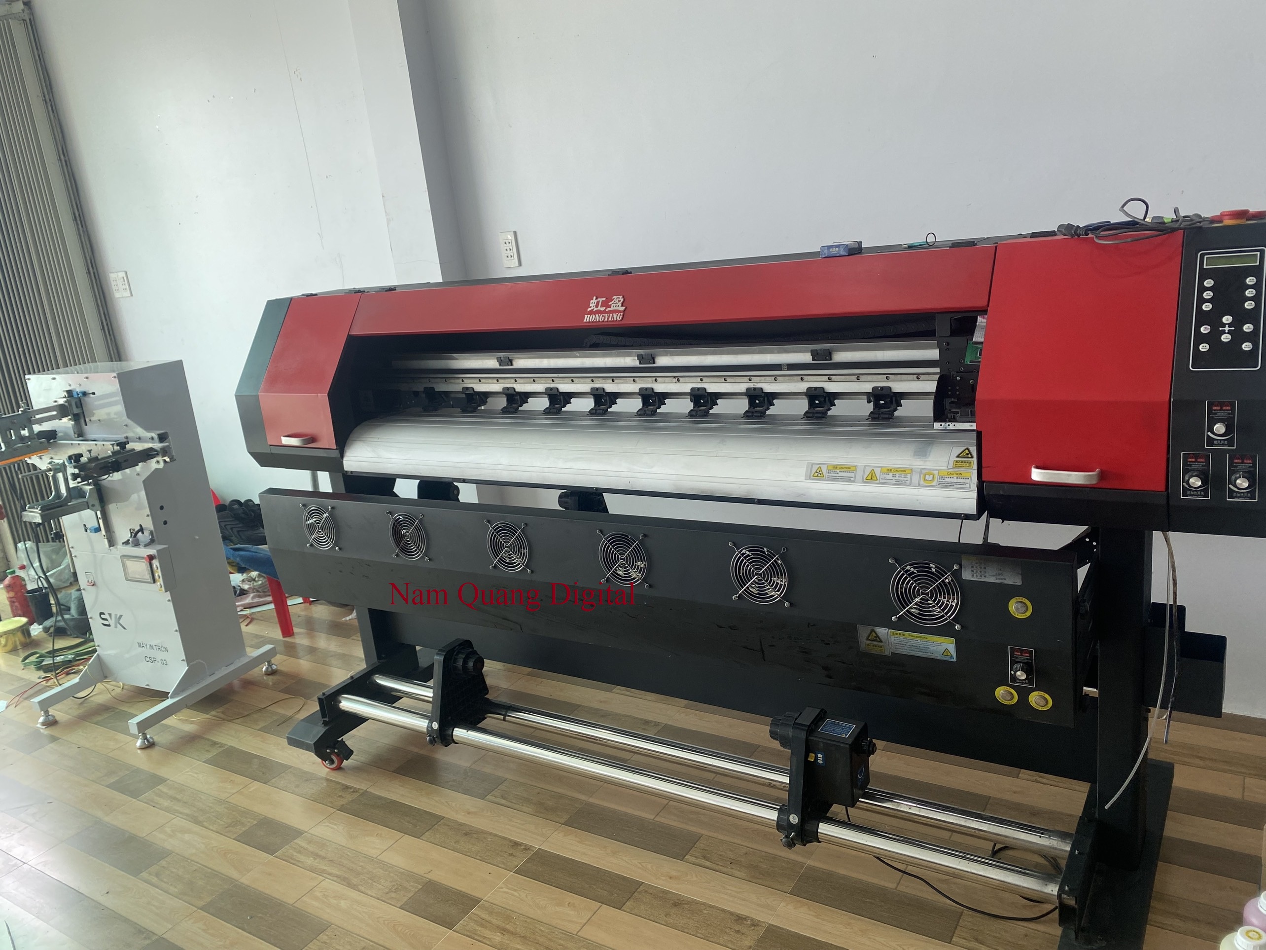 Máy in HongYing 1m6 cũ lắp đầu phun dx5 hoặc tx800 đều được. Máy in HongYing 1m6 cũ lắp đầu phun dx5 hoặc tx800 đều được.