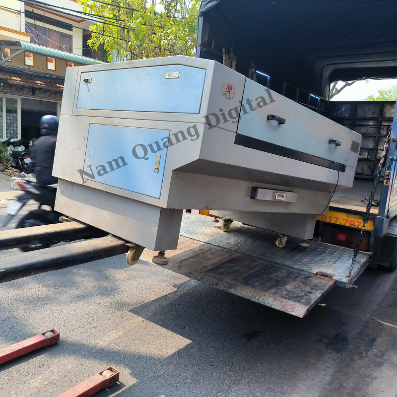 Máy cắt khắc laser 1390 công suất 130W cũ thanh lý gấp Máy cắt khắc laser 1390 công suất 130W cũ thanh lý gấp