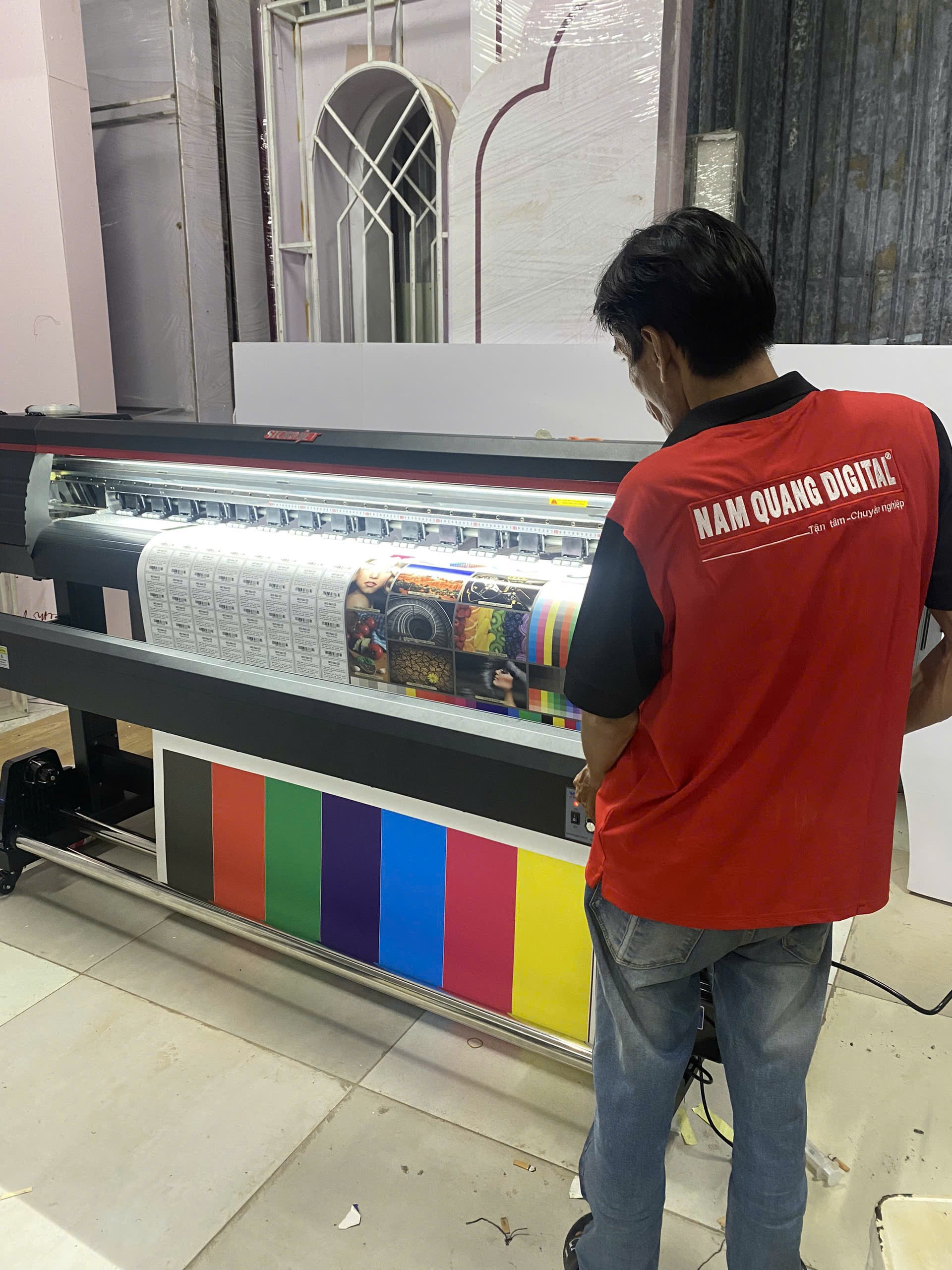 Mở tiệm decal xe: Tại sao cần xem xét kỹ về máy in decal khổ bao nhiêu? Mở tiệm decal xe: Tại sao cần xem xét kỹ về máy in decal khổ bao nhiêu?