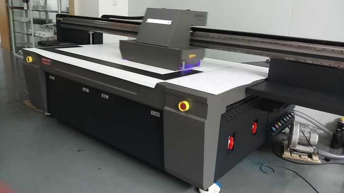 Máy in UV phẳng khổ nhỏ Máy in UV phẳng khổ nhỏ