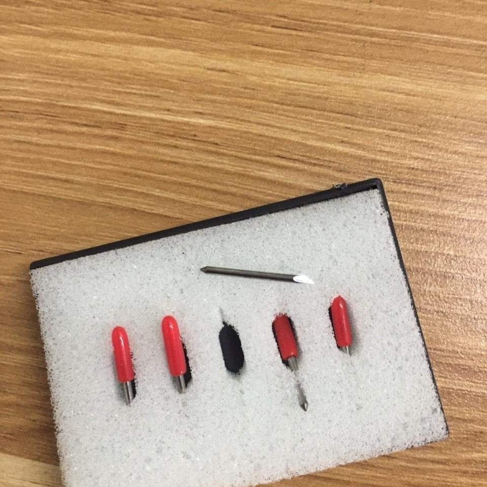 Hộp 5 Dao Cắt Decal Mimaki ( 1 tấc) Loại Thông Dụng Nhất Thị Trường Hộp 5 Dao Cắt Decal Mimaki ( 1 tấc) Loại Thông Dụng Nhất Thị Trường