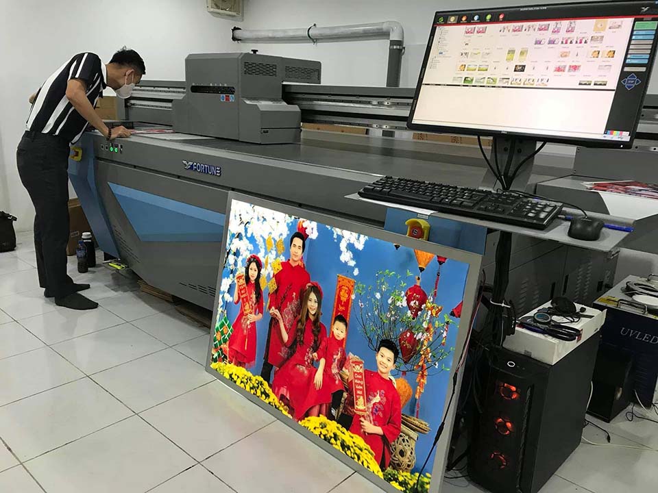 Giá máy in UV trên kính Giá máy in UV trên kính