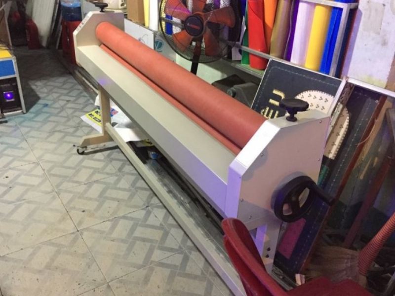 Nên chọn máy cán màng decal bằng tay hay tự động?