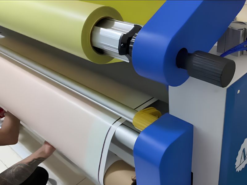 Nên chọn máy cán màng decal bằng tay hay tự động?