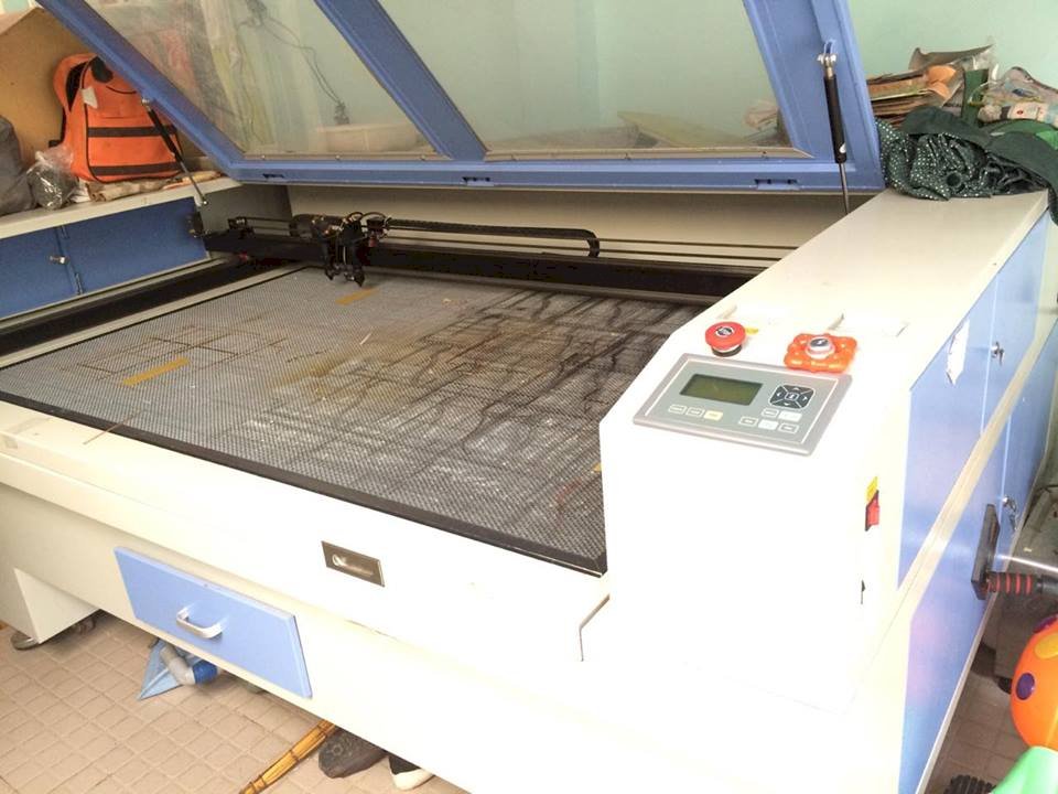 Máy cắt Laser 1610 cũ - 2 đầu bàn cuộn cắt vải Máy cắt Laser 1610 cũ - 2 đầu bàn cuộn cắt vải