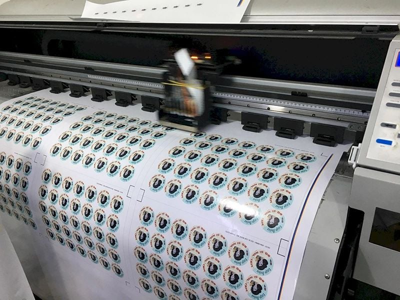 Máy in decal trong suốt in được sản phẩm gì?