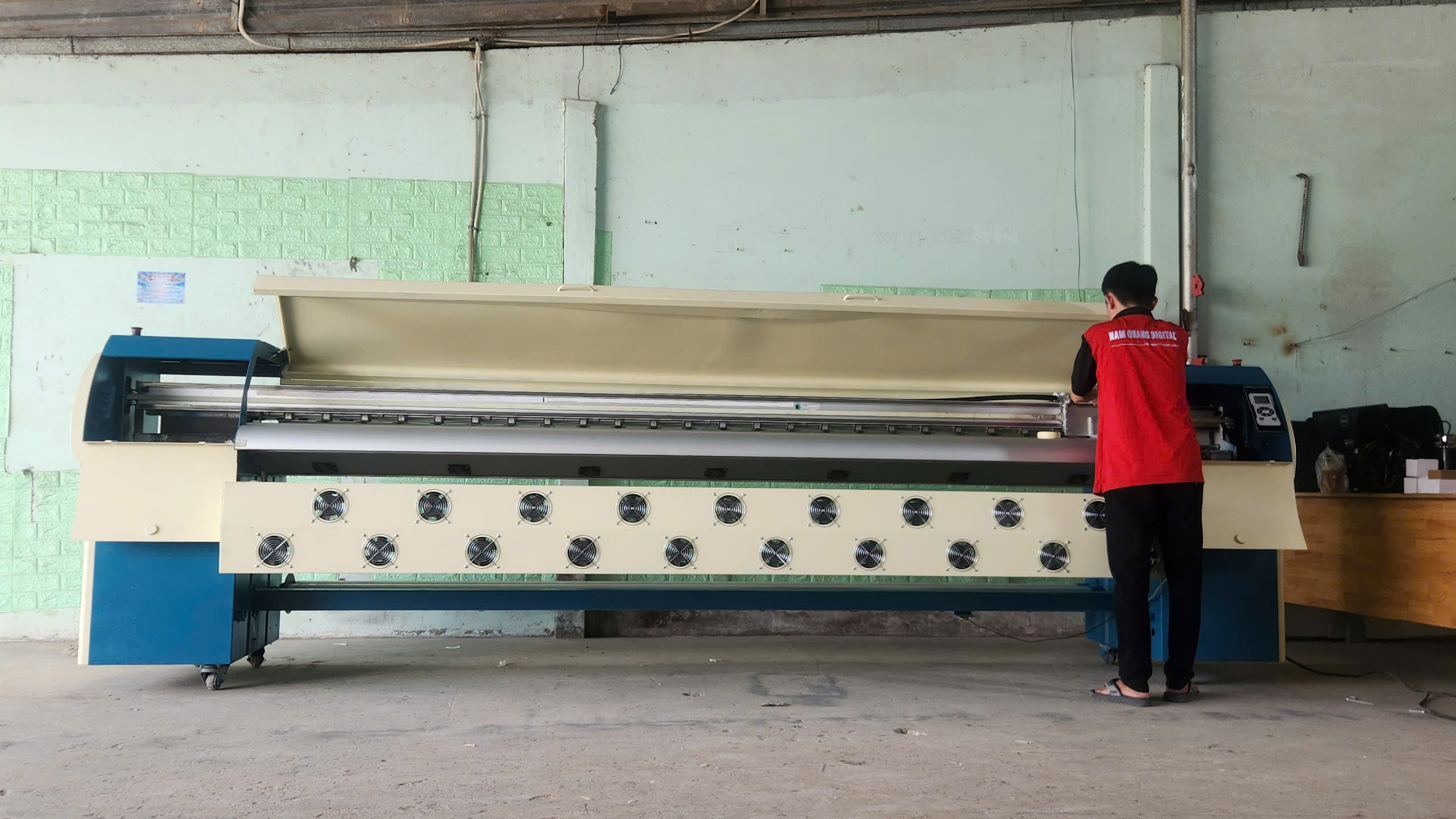 Máy in khổ lớn 3m2 cũ in mọi chất liệu - Lựa chọn tối ưu cho tiệm in biển hiệu mới khởi nghiệp Máy in khổ lớn 3m2 cũ in mọi chất liệu - Lựa chọn tối ưu cho tiệm in biển hiệu mới khởi nghiệp