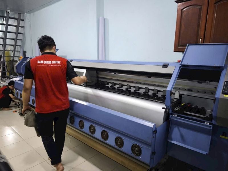 Kỹ thuật Nam Quang kiểm tra máy trước khi bàn giao cho khách
