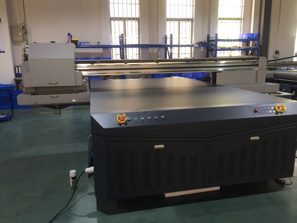 Máy In UV Phẳng Giá Rẻ: Cái Bẫy Khiến Nhiều Xưởng In Trả Giá Đắt Máy In UV Phẳng Giá Rẻ: Cái Bẫy Khiến Nhiều Xưởng In Trả Giá Đắt