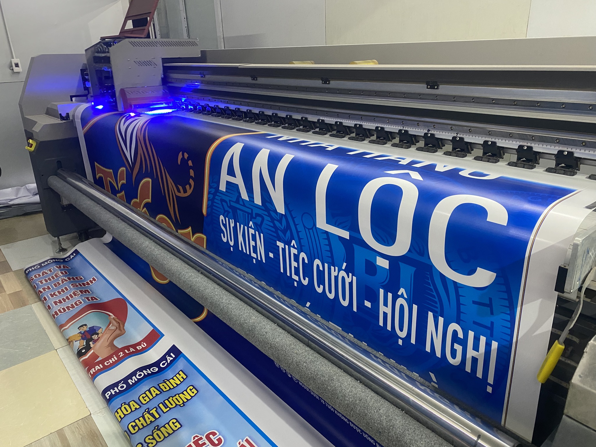 Máy in UV cuộn khổ 3m2 cũ giá rẻ Máy in UV cuộn khổ 3m2 cũ giá rẻ