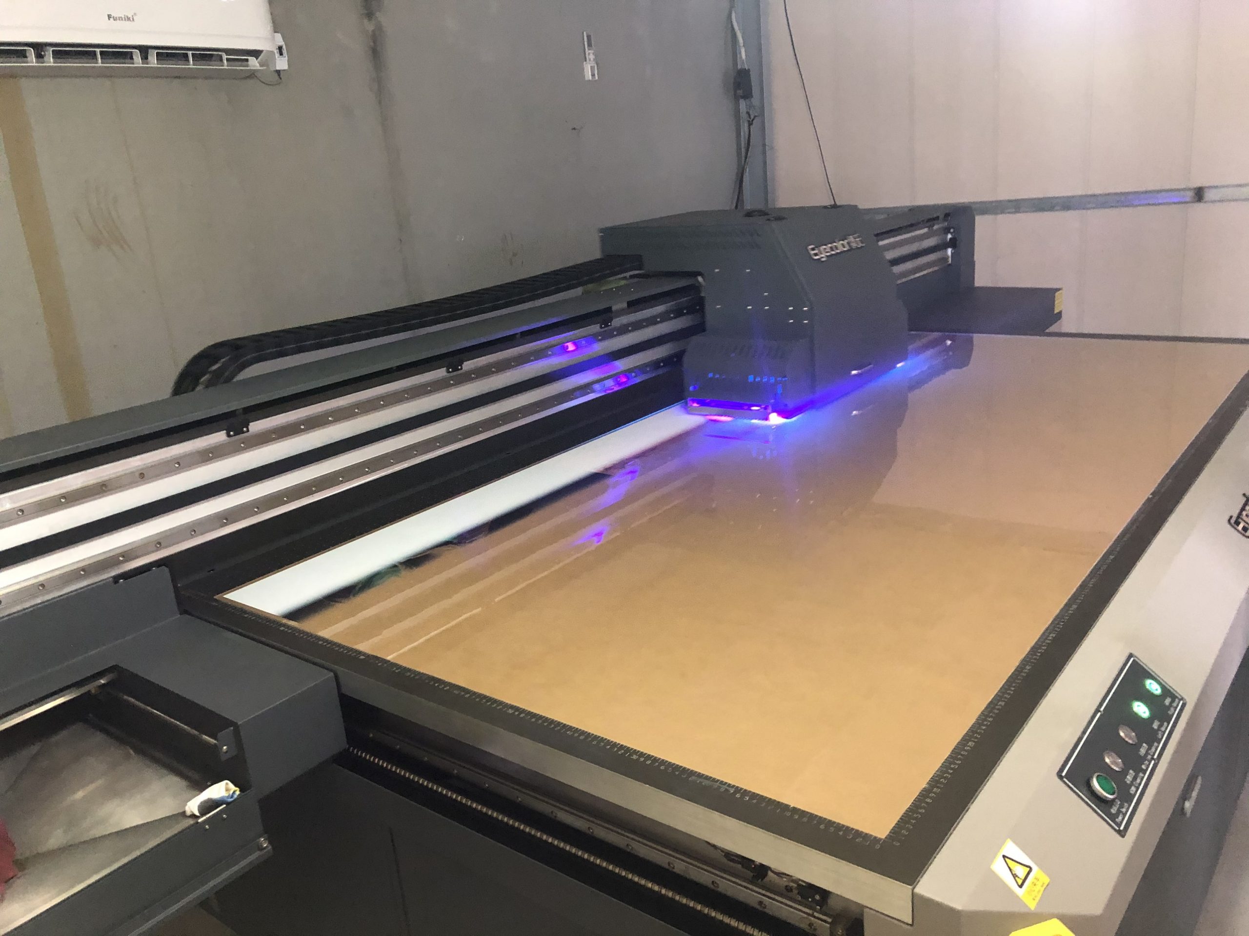 Máy In UV Lên Mica Là Gì ? Công Nghệ In UV Mica Chi Tiết Từ A–Z Máy In UV Lên Mica Là Gì ? Công Nghệ In UV Mica Chi Tiết Từ A–Z