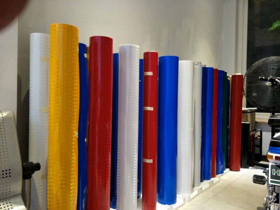 Máy UV phản quang màu tổ ong: Sự lựa chọn hàng đầu trong ngành in ấn Máy UV phản quang màu tổ ong: Sự lựa chọn hàng đầu trong ngành in ấn