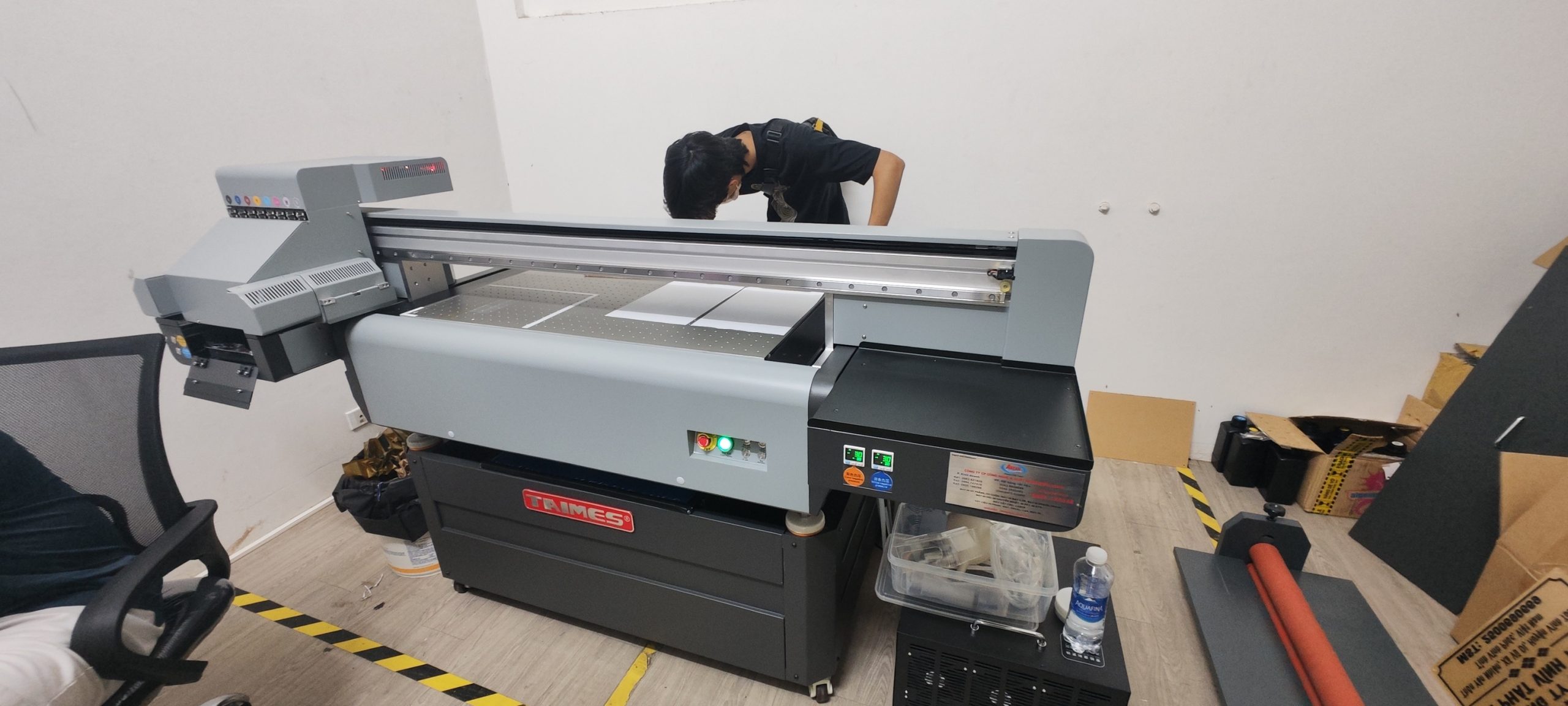 Giá máy in UV trên kính Giá máy in UV trên kính