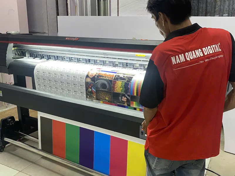 Mở tiệm decal xe: Tại sao cần xem xét kỹ về máy in decal khổ bao nhiêu?