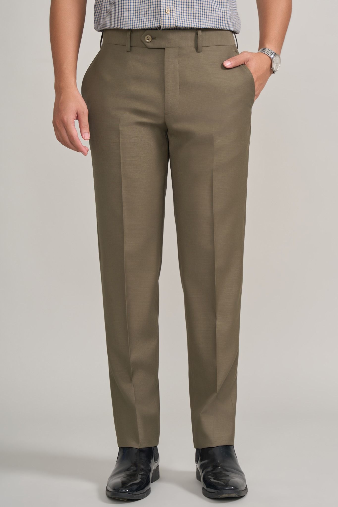 Đồng phục quần tây nam màu nâu lịch lãm, sang trọng Đồng phục quần tây nam màu nâu lịch lãm, sang trọng