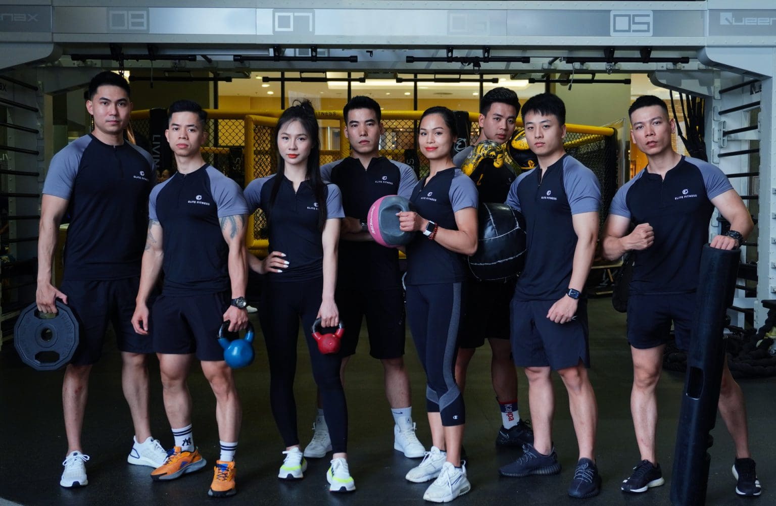 Đồng phục áo thun giúp dễ nhận diện các huấn luyện viên tại câu lạc bộ Đồng phục áo thun giúp dễ nhận diện các huấn luyện viên tại câu lạc bộ