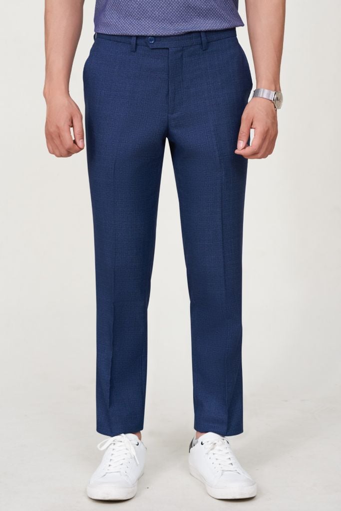 Quần tây nam ống ôm phối giày thể thao trẻ trung, năng động Quần tây nam ống ôm phối giày thể thao trẻ trung, năng động