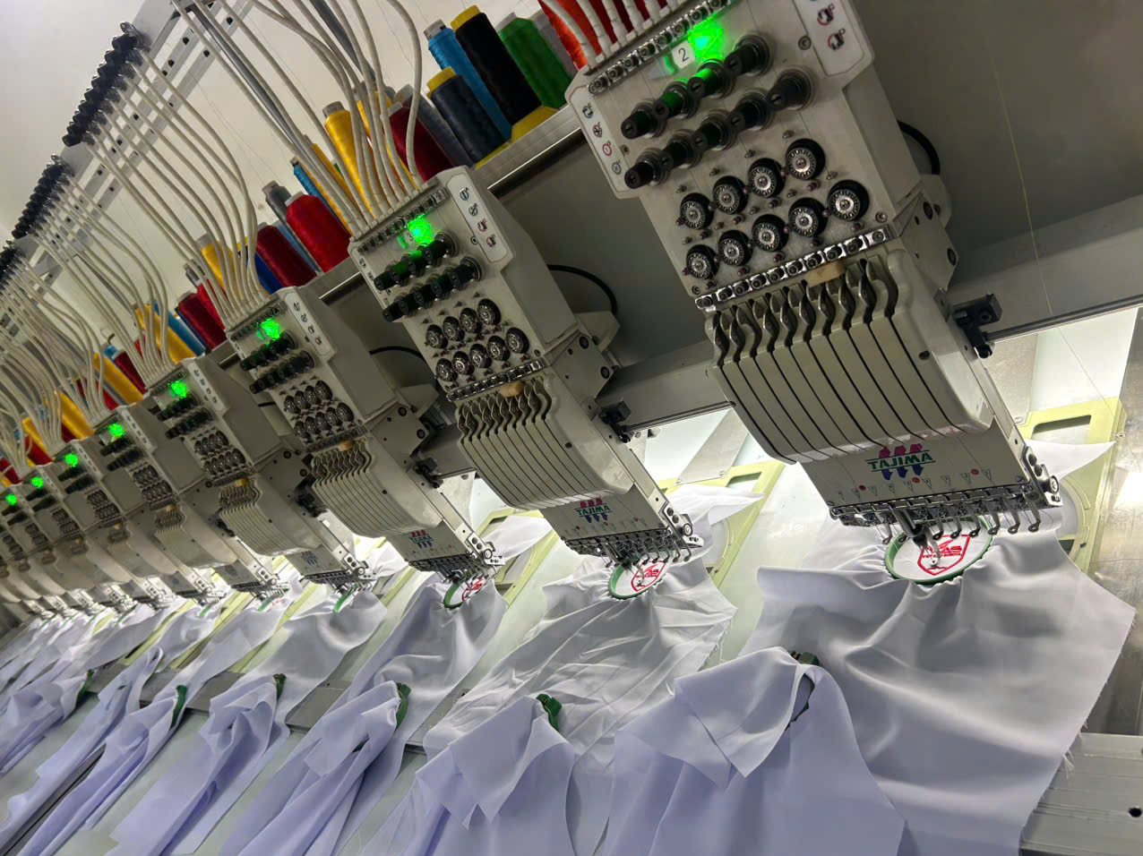 Dàn máy công nghệ Nhật Bản hiện đại thêu áo đồng phục tại Felegant Dàn máy công nghệ Nhật Bản hiện đại thêu áo đồng phục tại Felegant