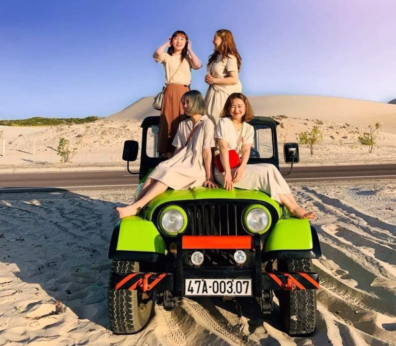 Trải Nghiệm Tour Đồi Cát Trắng Mũi Né Bên Những Chiếc Xe Jeep Sắc Màu